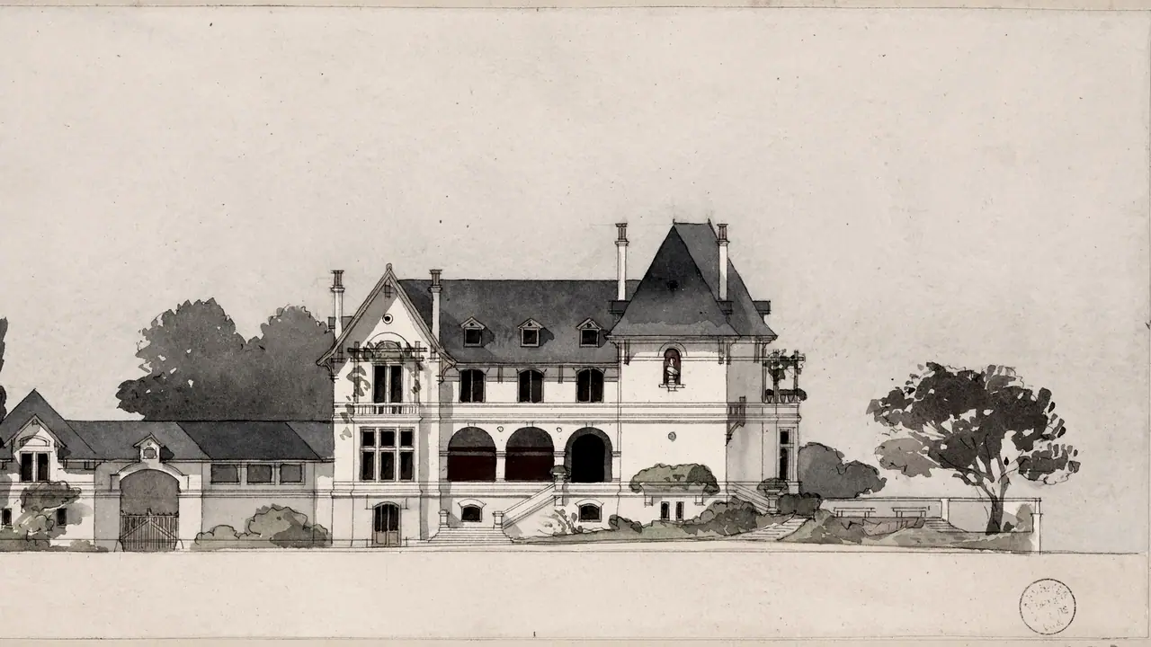 Élévation d'architecte dessinée à la plume et au lavis : une grande villa à tourelle et toits d'ardoise, entre des arbres esquissés, sur une feuille ancienne.
