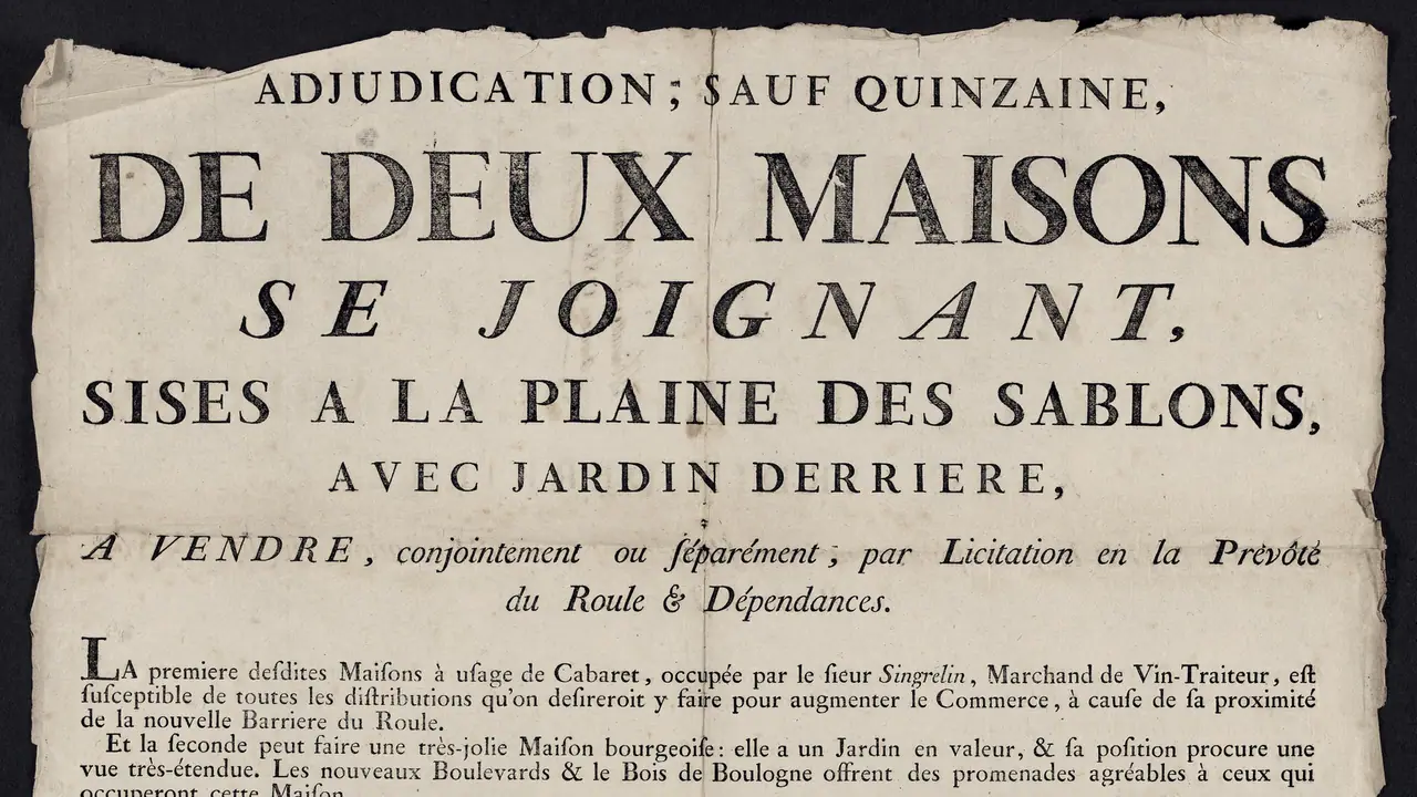 Affiche ancienne imprimée sur un papier jauni et plié : « Adjudication, sauf quinzaine, de deux maisons se joignant, sises à la plaine des Sablons, avec jardin derrière ».