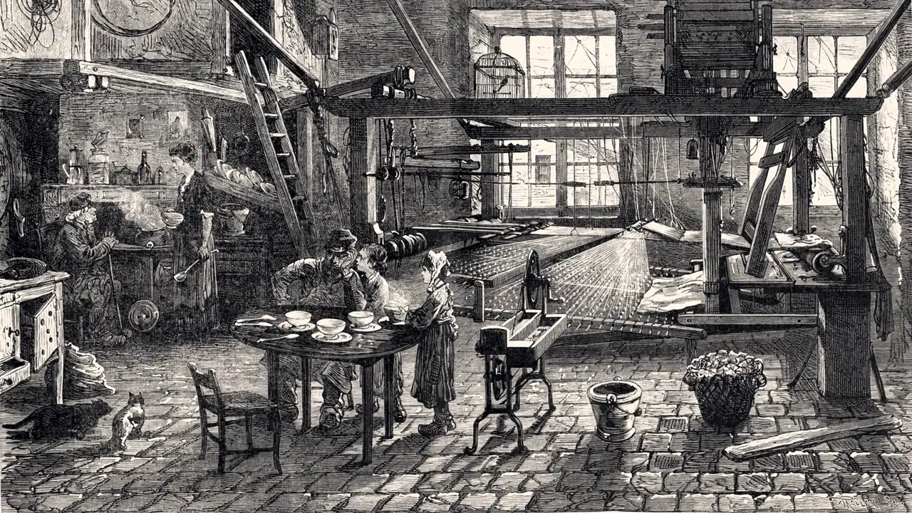 Gravure ancienne d'un atelier de tisseur en soie : un grand métier à tisser sous les poutres du plafond, de hautes fenêtres, et une famille attablée à côté.