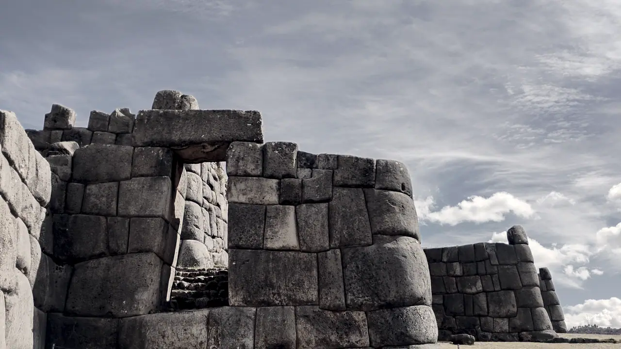 Mur d'appareil cyclopéen : d'énormes blocs de pierre taillés et ajustés les uns aux autres, sans mortier.