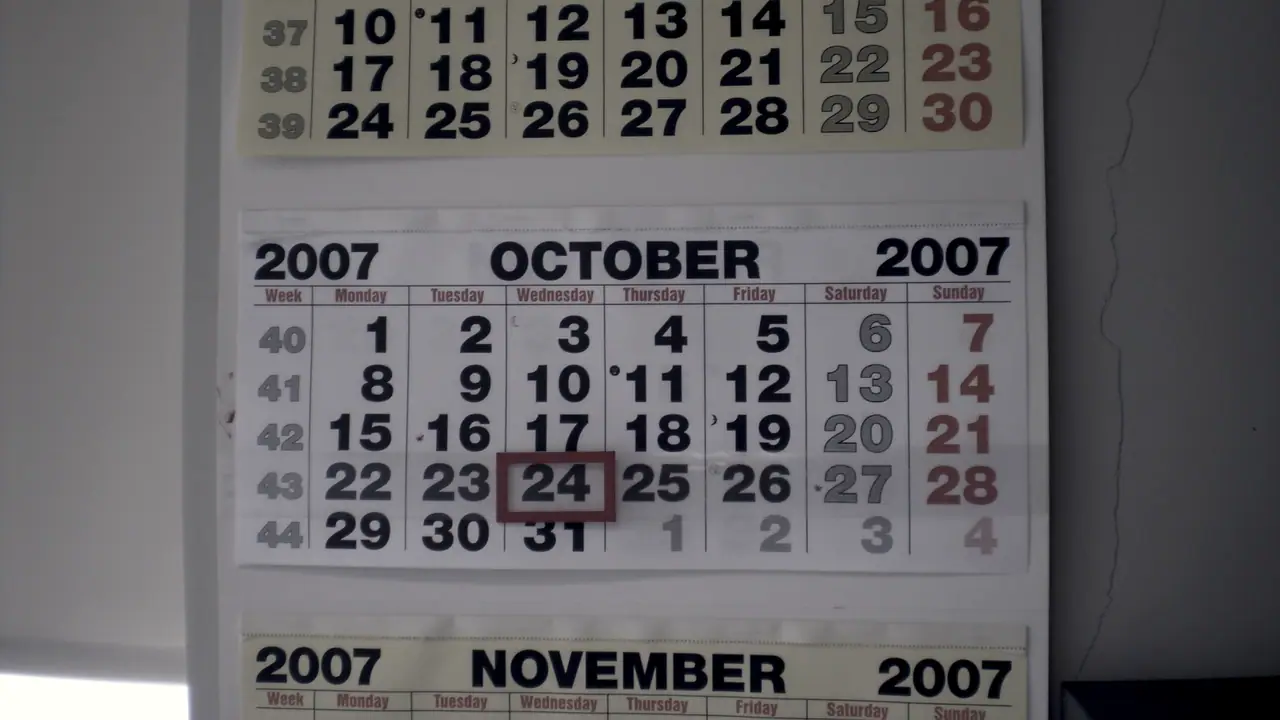 Calendrier mural à feuillets mensuels de 2007 : la fin de septembre, le mois d'octobre en entier avec le 24 cerné par un cadre rouge, puis le haut de novembre.