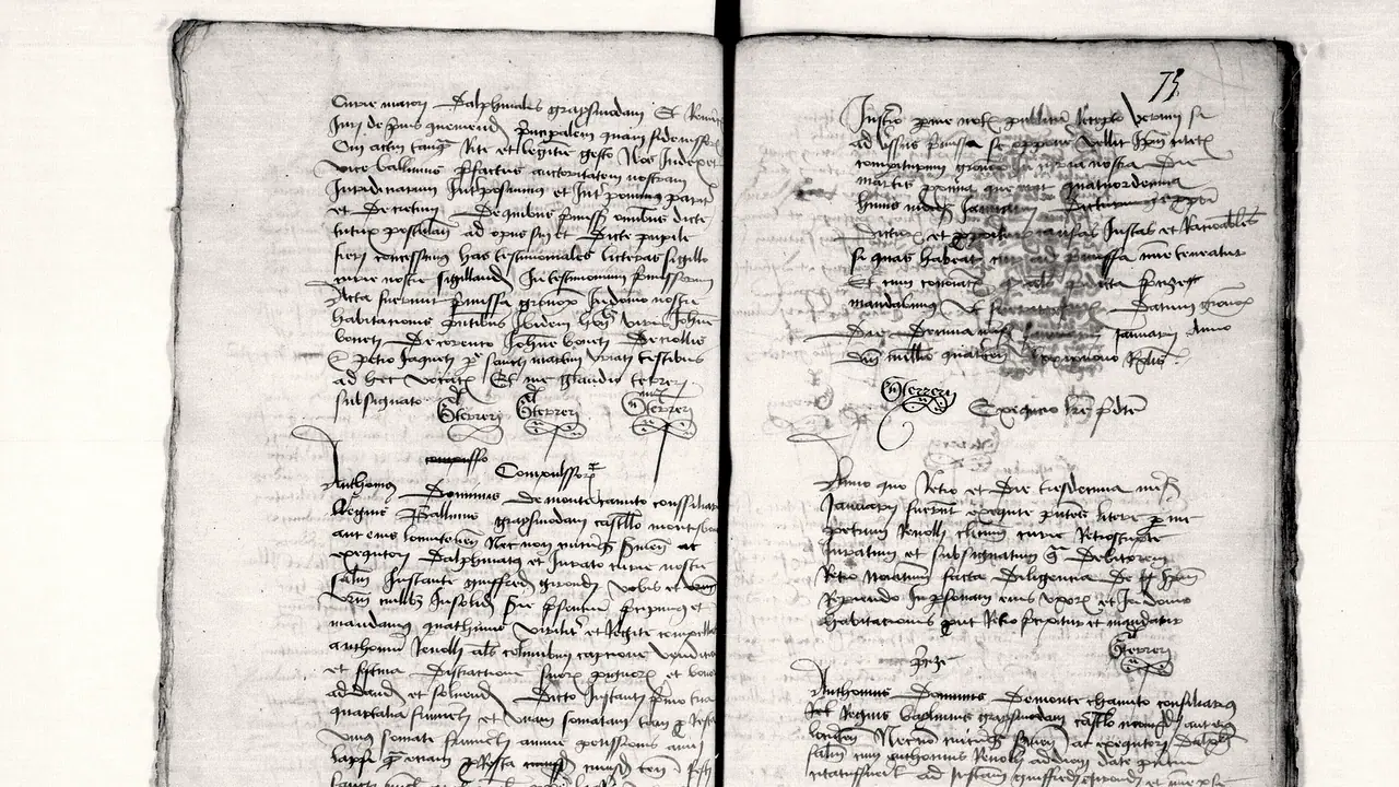 Registre manuscrit ouvert à plat sur deux pages couvertes d'une écriture cursive serrée, avec un large paraphe et un cachet effacé entre les paragraphes.