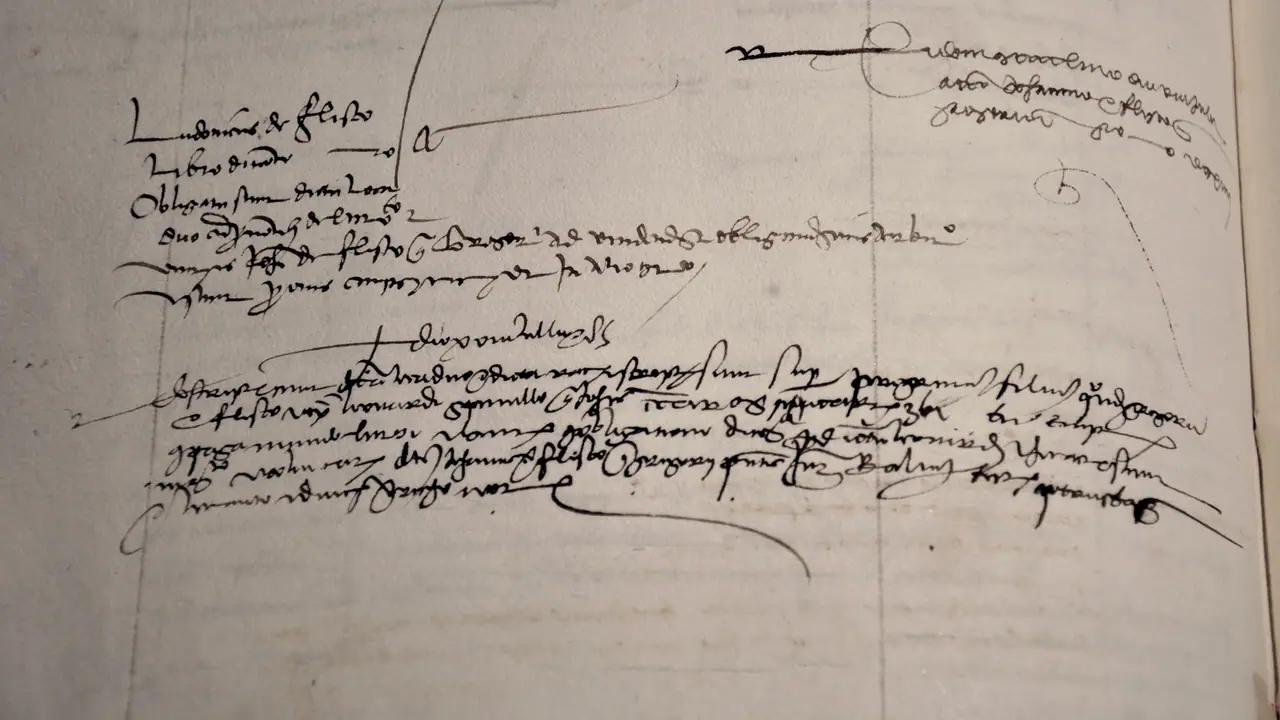 Page d'un registre manuscrit ancien, avec ses lignes d'écriture penchée et ses paragraphes séparés par de longs traits de plume.