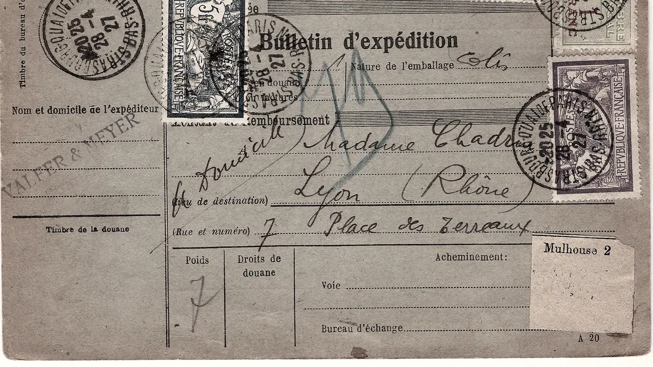 Formulaire postal ancien rempli à la main, avec ses timbres collés, ses cachets ronds et ses cases de droits laissées vides.