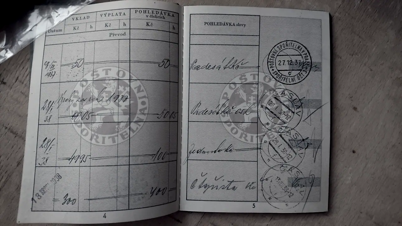 Livret d'épargne ancien ouvert sur deux pages, avec ses colonnes de dépôts inscrits à la main, ses dates et ses cachets ronds.
