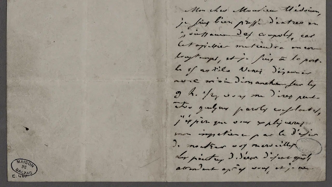 Feuillet ancien couvert d'une écriture manuscrite penchée, plié en deux, avec un petit tampon ovale au bas de la page.