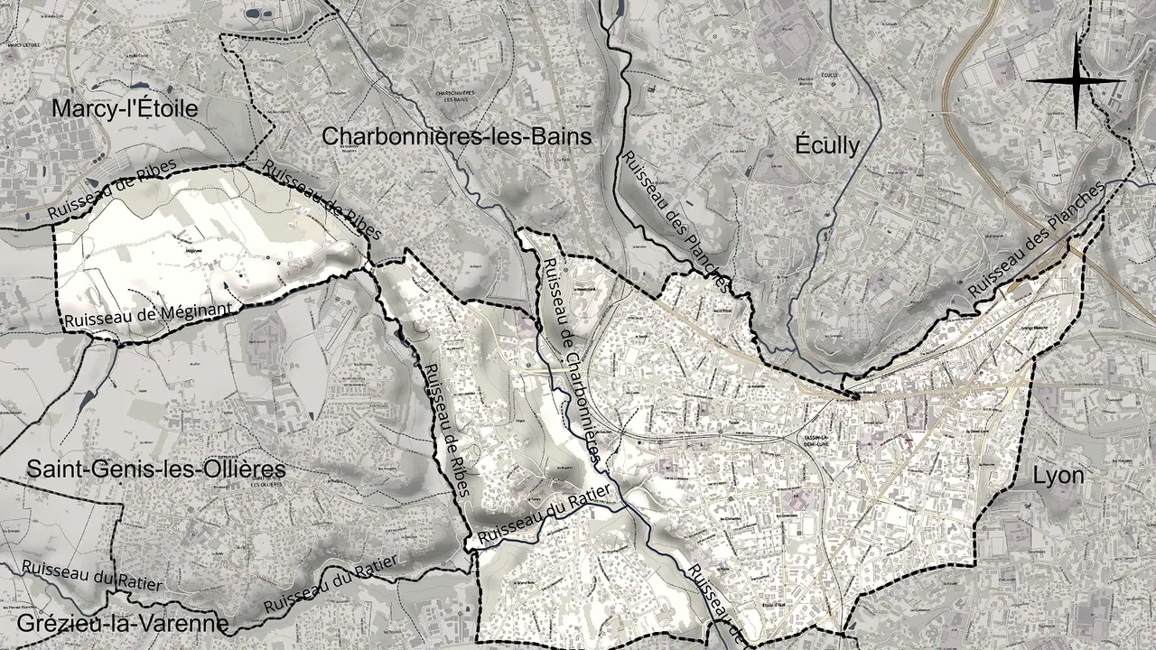 Carte de la commune de Tassin-la-Demi-Lune, bordée d'un pointillé, avec les ruisseaux de Charbonnières, du Ratier et de Ribes qui la traversent vers l'Yzeron.