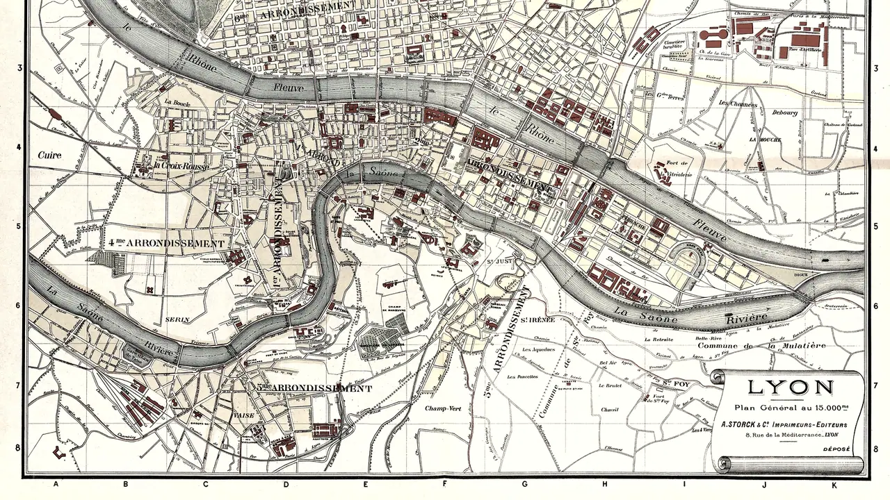 Plan ancien de Lyon vers 1900 : le Rhône et la Saône traversent la ville, découpée en arrondissements dont les noms sont imprimés en capitales sur les rues.