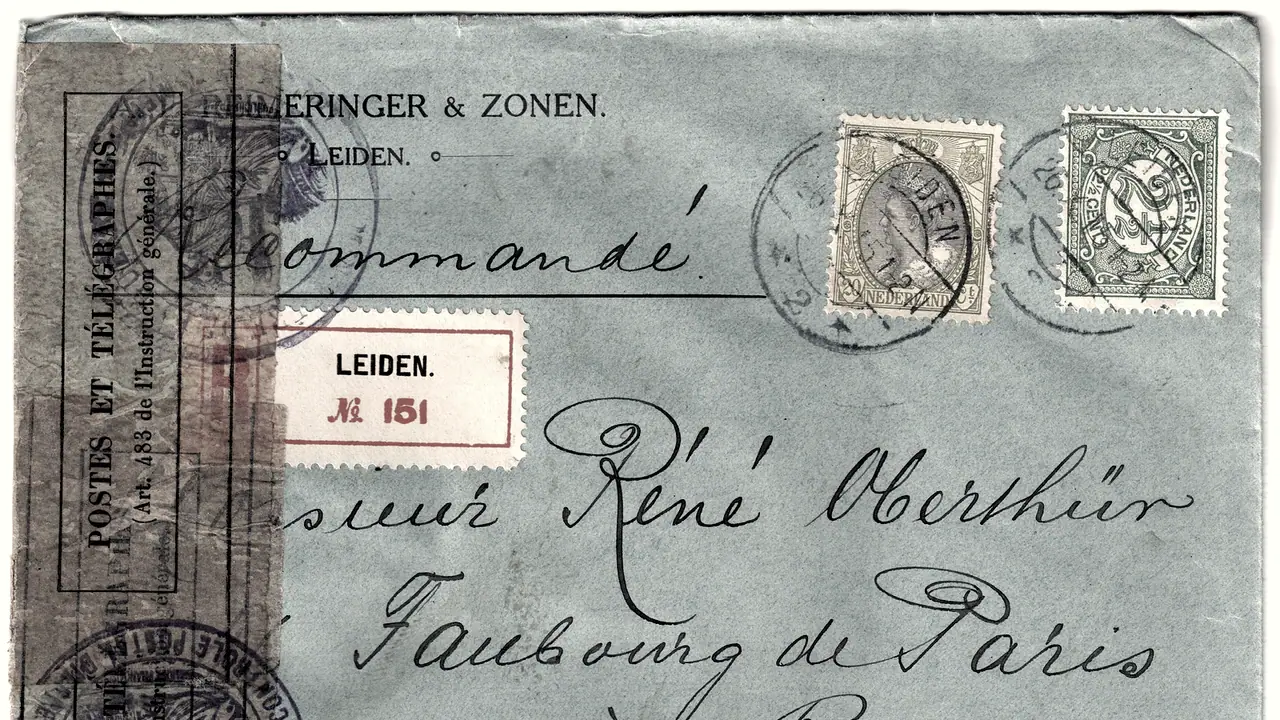 Enveloppe de 1915 portant la mention manuscrite « Recommandé », une étiquette numérotée, des timbres oblitérés et une bande de contrôle des postes sur le côté.