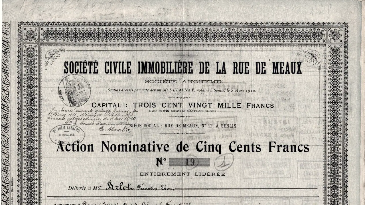 Titre d'action nominative de cinq cents francs d'une société civile immobilière du début du XXe siècle, encadré d'ornements imprimés, avec un tampon de notaire et des annotations à la plume.