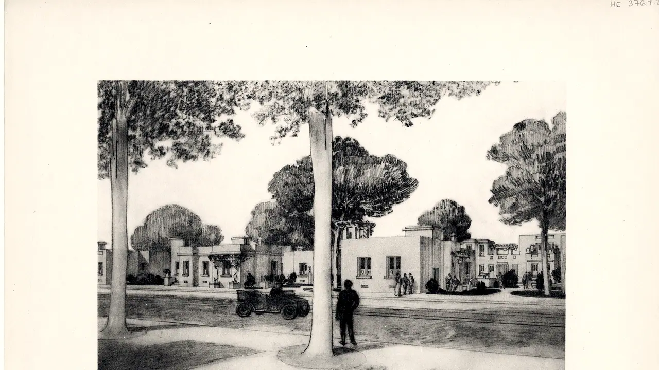 Planche dessinée au crayon, sur sa feuille aux larges marges : une rue bordée de maisons basses à toit plat sous de grands arbres, avec une automobile ancienne et des silhouettes de passants.