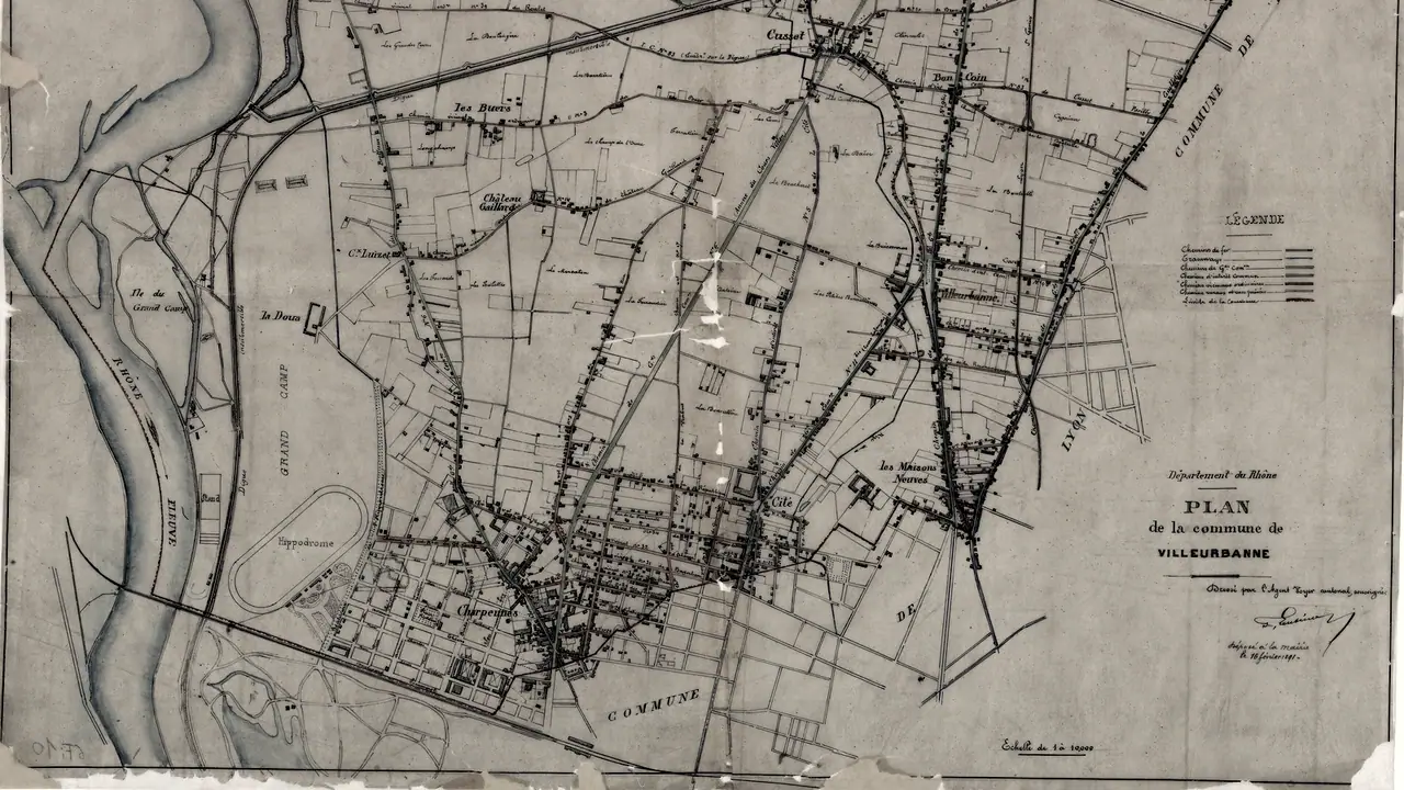Plan ancien de la commune de Villeurbanne tracé à l'encre : le Rhône sur la gauche, l'hippodrome et le quadrillage des Charpennes au sud, les lieux-dits des Buers et de Cusset au nord, le titre et la légende à droite.